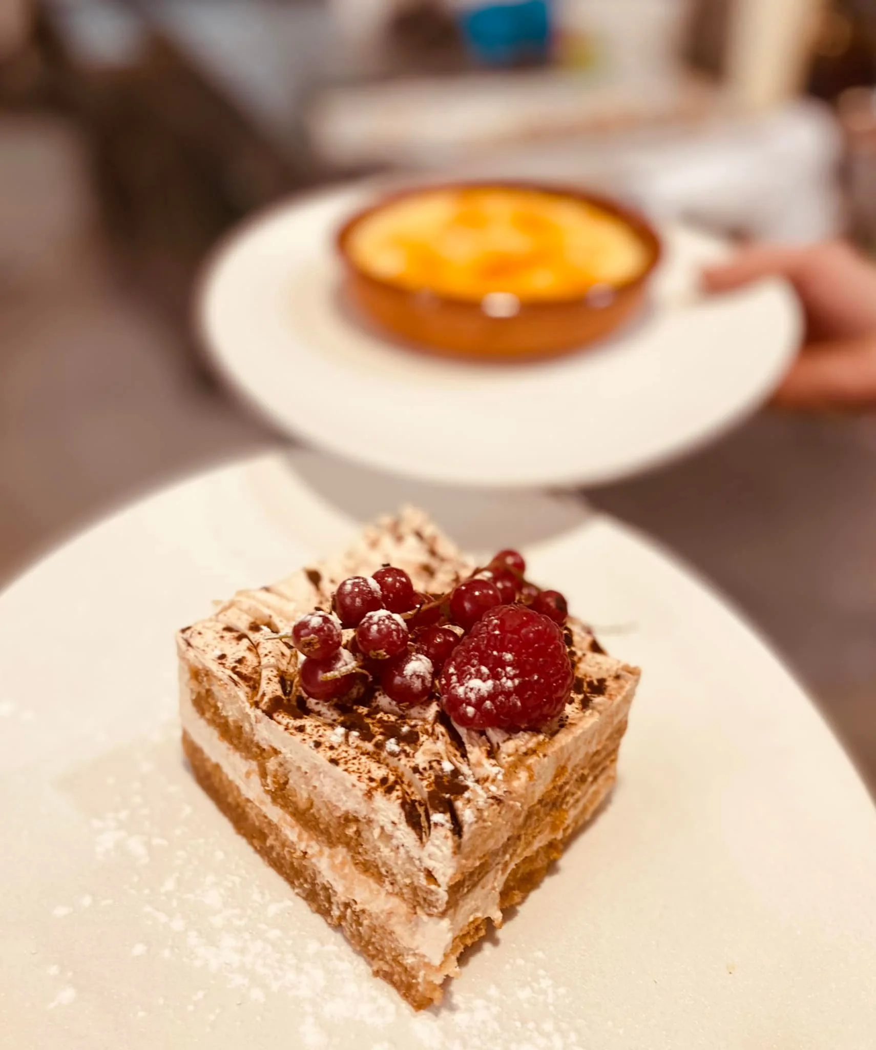 postre crema con futos rojos